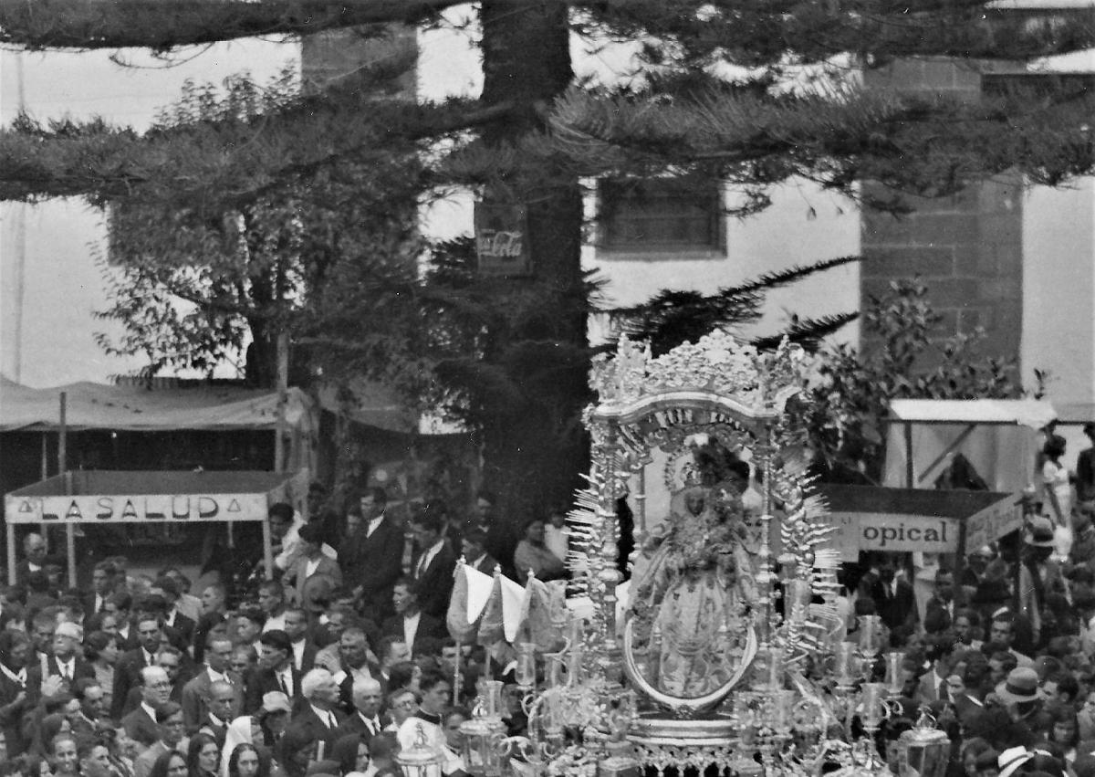 Imagen secundaria 1 - Izquierda. Publicidad de Coca Cola en la araucaria terorense. Derecha. En 1934, Guillermo Olsen, su esposa Eulalia González y Eduardo Quintana en el bar del Hotel El Pino tomando el refresco.