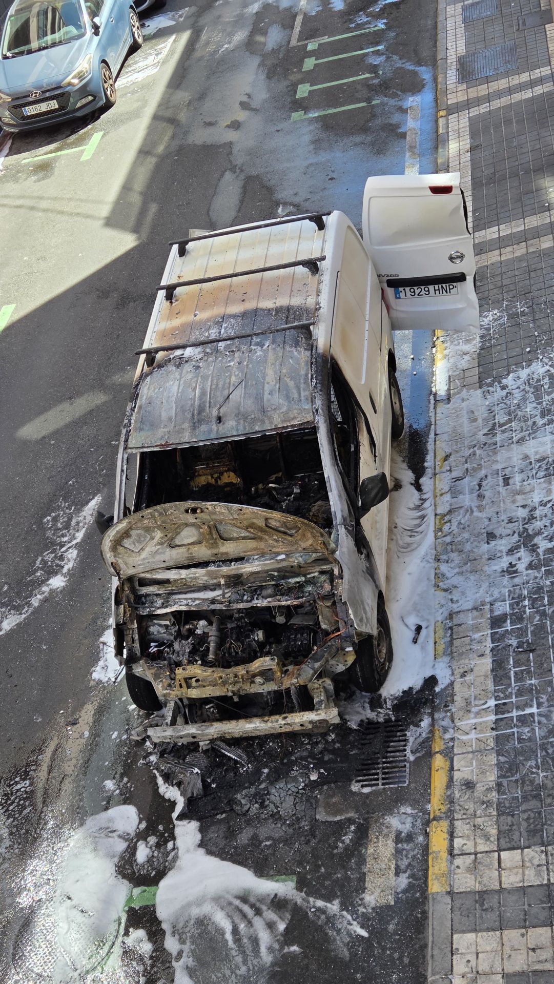 Así quedó el vehículo tras sofocar las llamas del incendio.