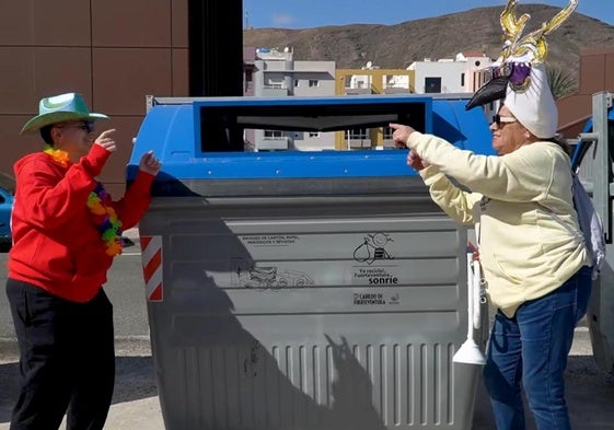 Integrantes de las murgas del municipio, en el vídeo de la campaña de concienciación ciudadana.