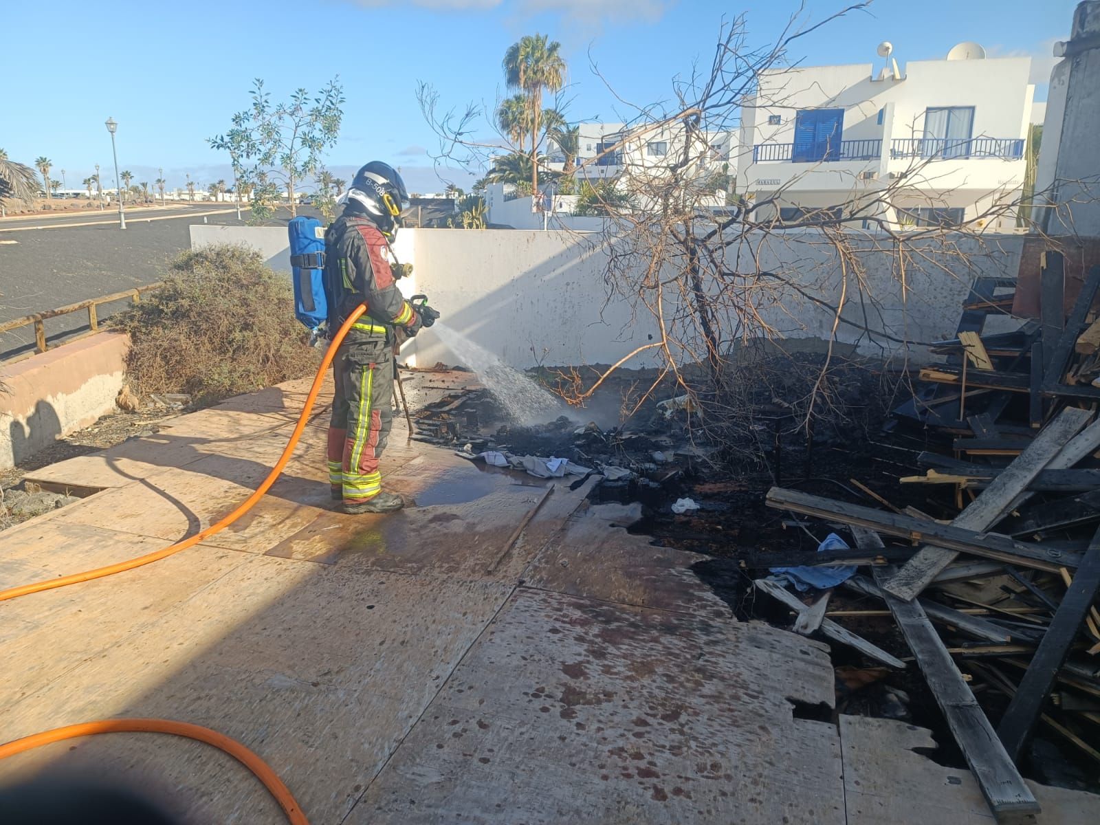 Un bombero haciendo labores de extinción en el lugar del suceso.