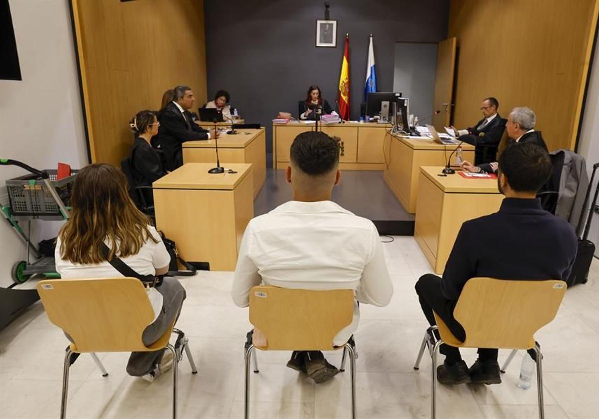 El Juzgado de lo Penal número 2 de Las Palmas de Gran Canaria suspendió este lunes el juicio previsto a dos jóvenes acusados de robar y matar a Sergio Aneiros.