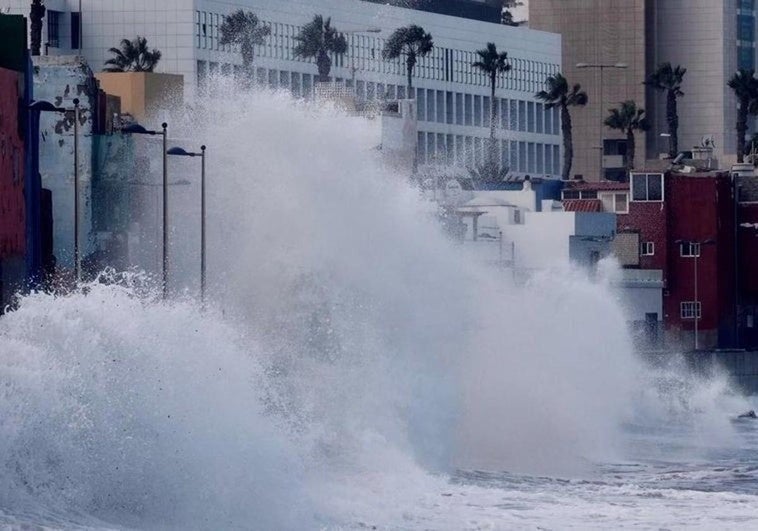 Imagen de archivo de la pleamar actuando con fuerza sobre el barrio marinero de San Cristóbal, en la capital grancanaria.