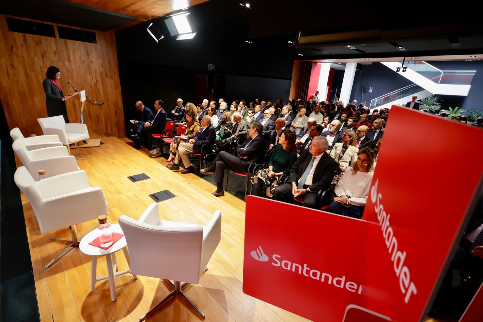 Las imágenes del análisis del Banco Santander de las tendencias en el turismo en CANARIAS7