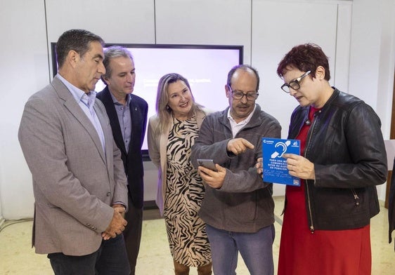 Presentación de los dispositivos para la atención a personas con implantes cocleares o audífonos (bucles).