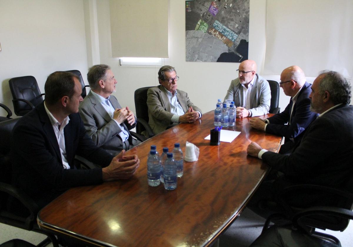 Reunión entre Antonio Morales, Óscar Hernández y empresarios de la zona industrial de Arinaga.