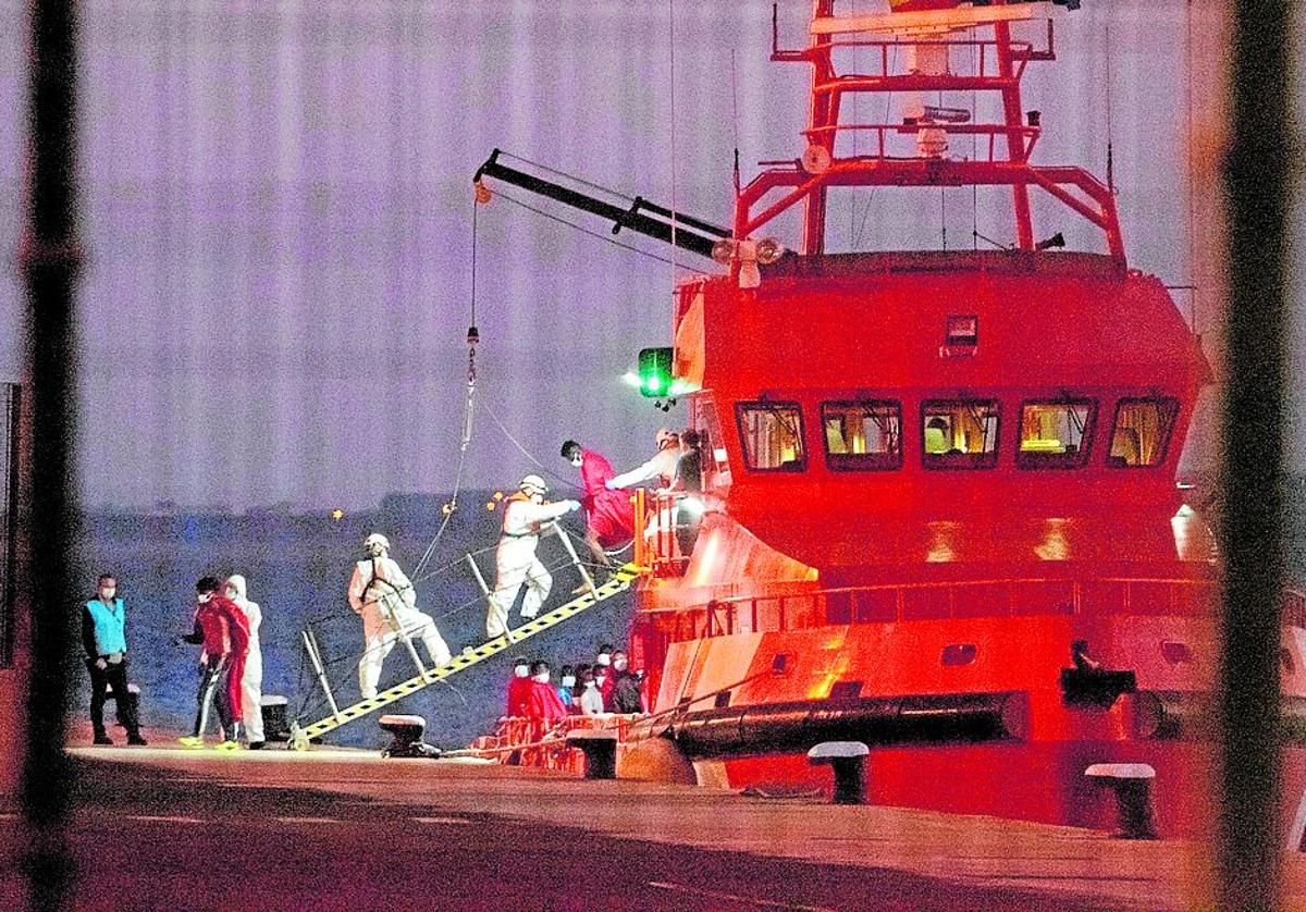 Foto de la Guardamar Talía a su llegada a Puerto del Rosario con ocho inmigrantes procedentes de Bangladés.