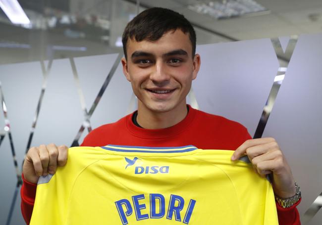 Pedri, luciendo con orgullo el amarillo de la UD.