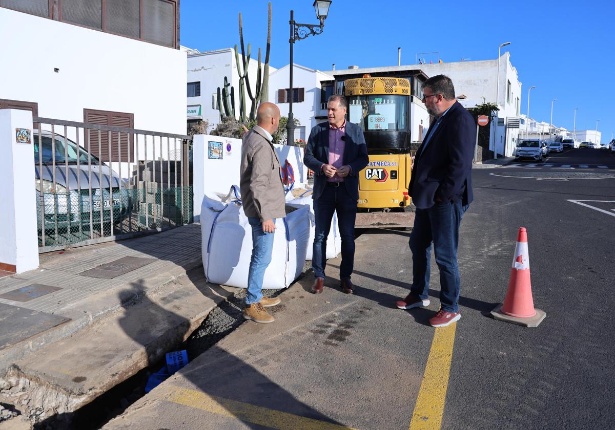 Autoridades supervisando las obras ejecutadas días atrás.