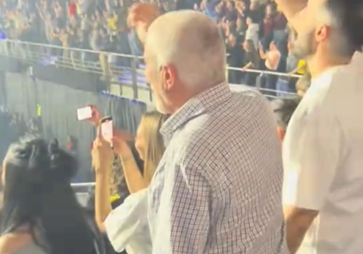 El hombre, de aparente edad avanzada, bailando en el concierto de Quevedo en Madrid.