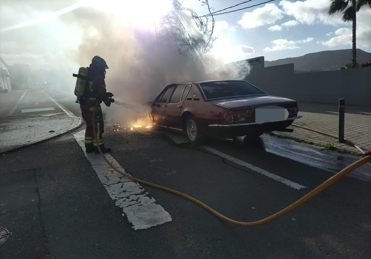 Imagen del vehículo incendiado.