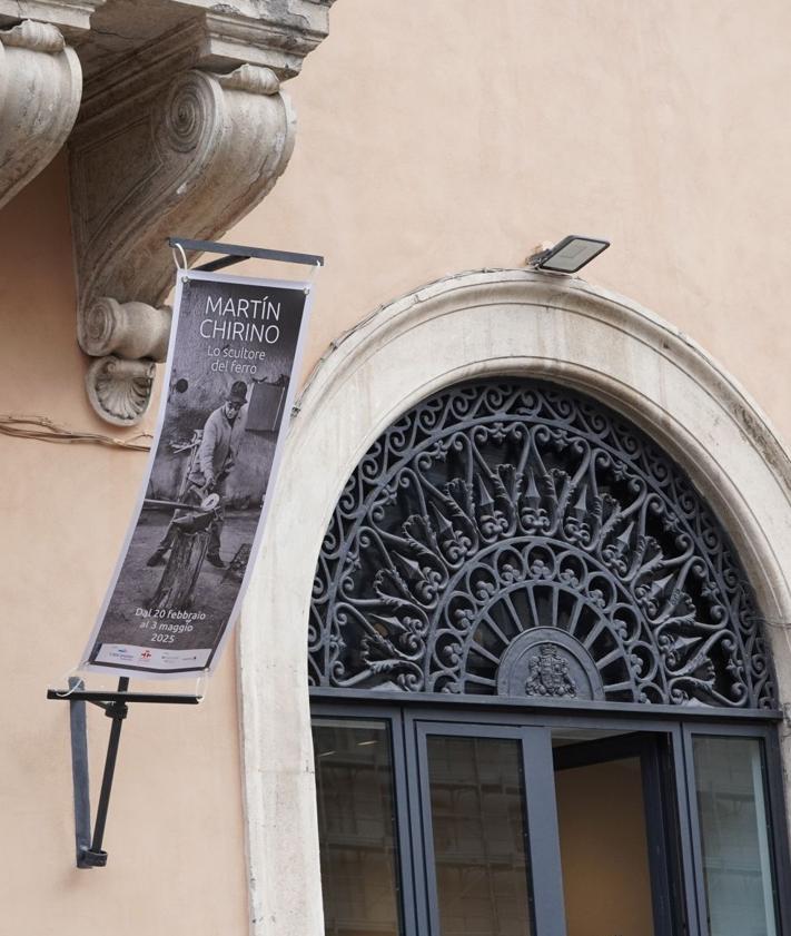 Imagen secundaria 2 - Dos imágenes de la presentación de la muestra en Roma y el cartel anunciador en la sede del Instituto Cervantes, en la Piazza Navona de Roma.