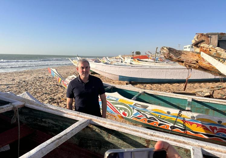 Clavijo, observando las embarcaciones presentes en la costa mauritana.