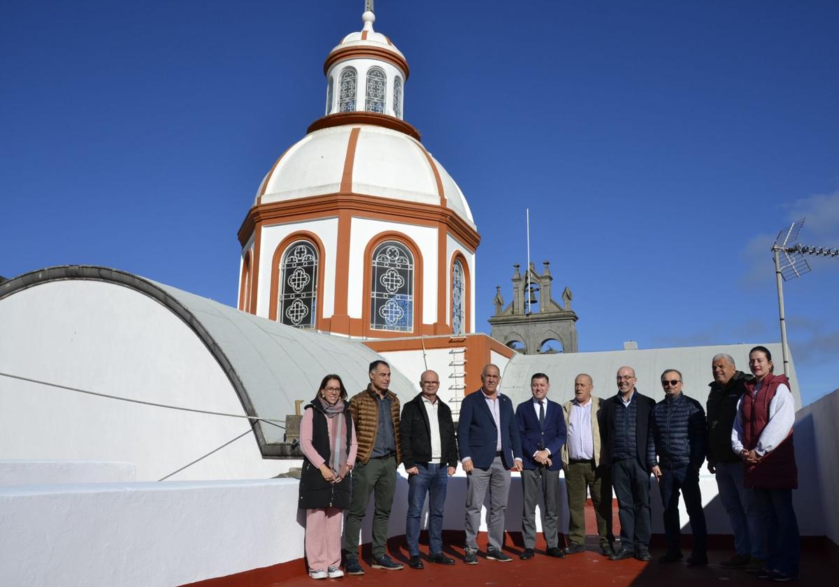 Autoridades civiles y religiosas en la visita a las obras de restauración de la iglesia.