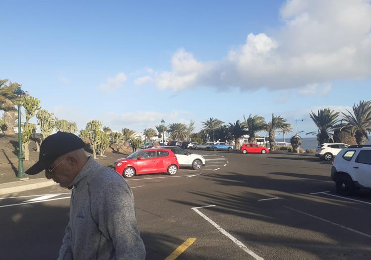 Aparcamiento en Playa Bastián, vacío de caravanas.