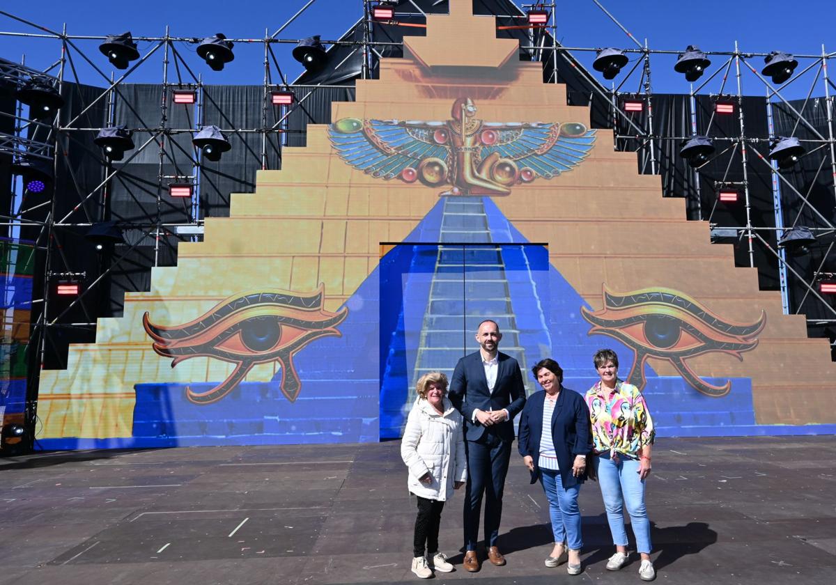 El concejal Julio Mateo junto a las tres pregoneras en el escenario.