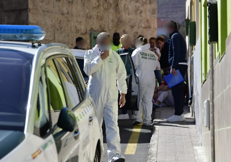 La Guardia Civil, frente a la puerta de la casa de la víctima.