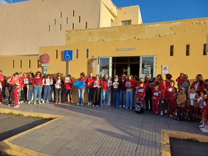 Padres y madres del centro se manifestaron este jueves a las puertas del CEIP La Garita.