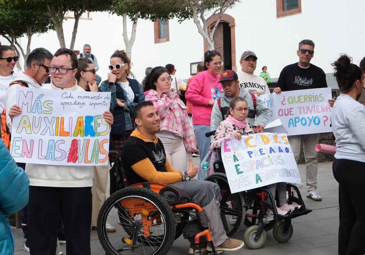 Imagen principal - «Hasta que no lo vives, no lo sabes»: más de 200 familiares y NEAE solicitan en Fuerteventura educación para todos