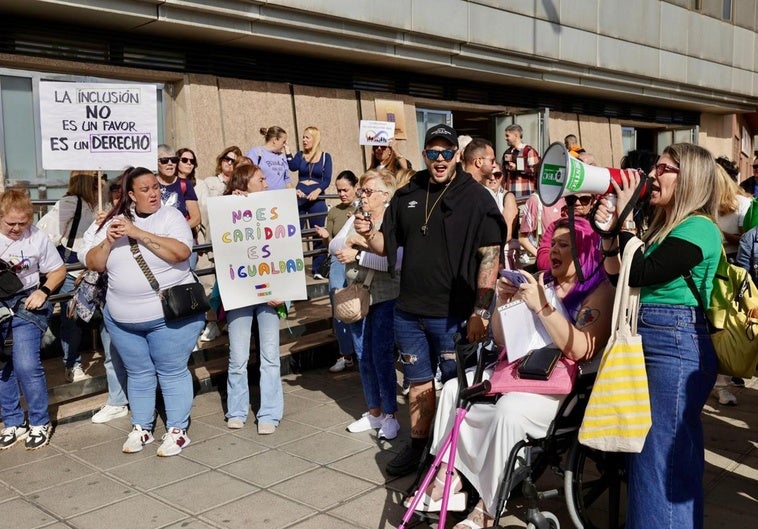 Protesta frente a la fachada de la Consejería de Educación.