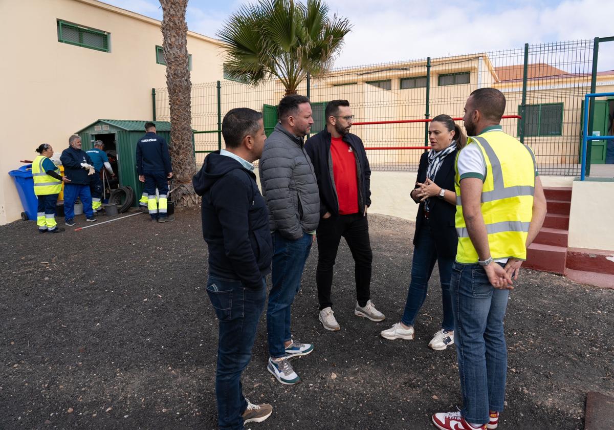 La consejera Nuria Cabrera, en el CEIP Tiscamanita, en el municipio de Tuineje.