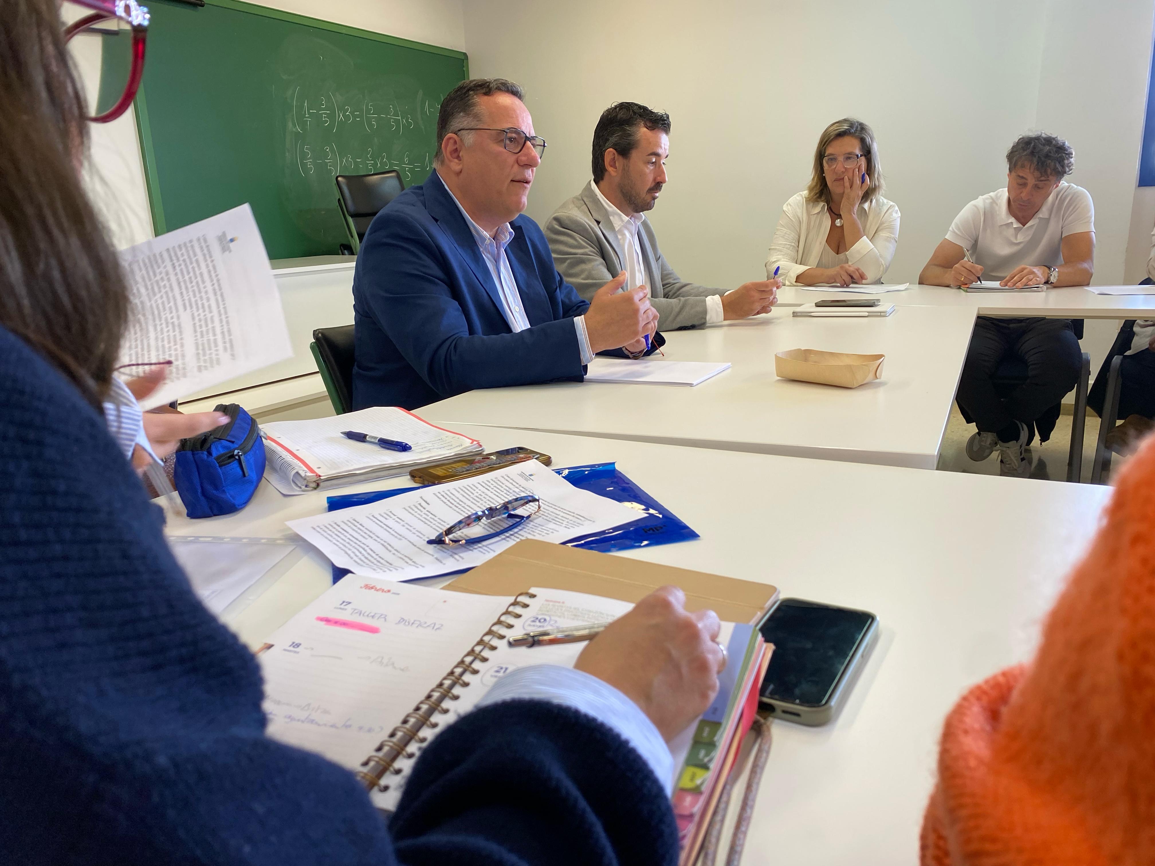 Poli Suárez (izquierda), con los directores de centros de educación especial.