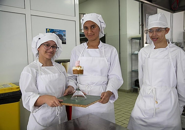 De izquierda a derecha, Cristina Suárez Cruz, Ainhoa Santana Montaño y Francisco Jesús Mejías Gil muestran su creación inspirada en la pieza de Nadia Brito Melado.