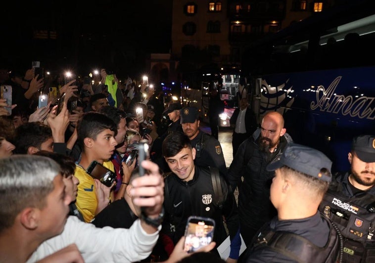 Pedri González, agasajado por la afición amarilla y azulgrana congregada junto al Hotel Santa Catalina.