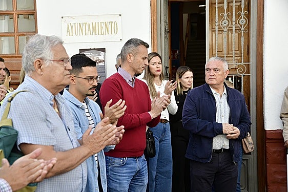 Pedro Suárez preside el minuto de silencio por la violenta muerte de su suegra, Consuelo Padrón