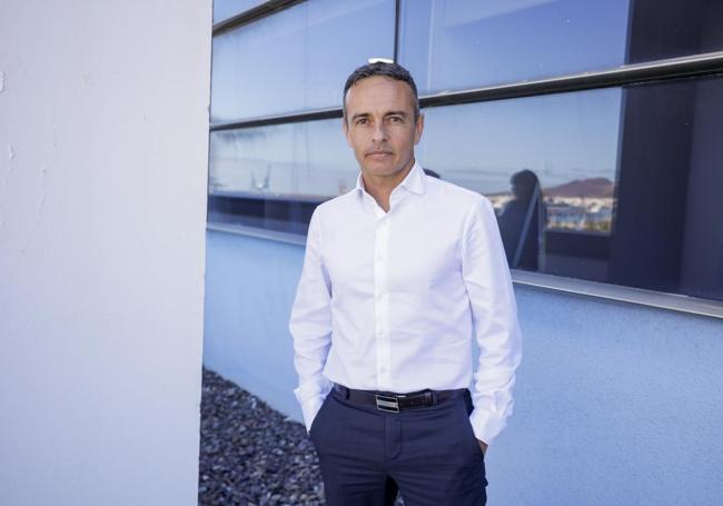 Carlos Díaz, en la terraza de la Consejería de Sanidad.