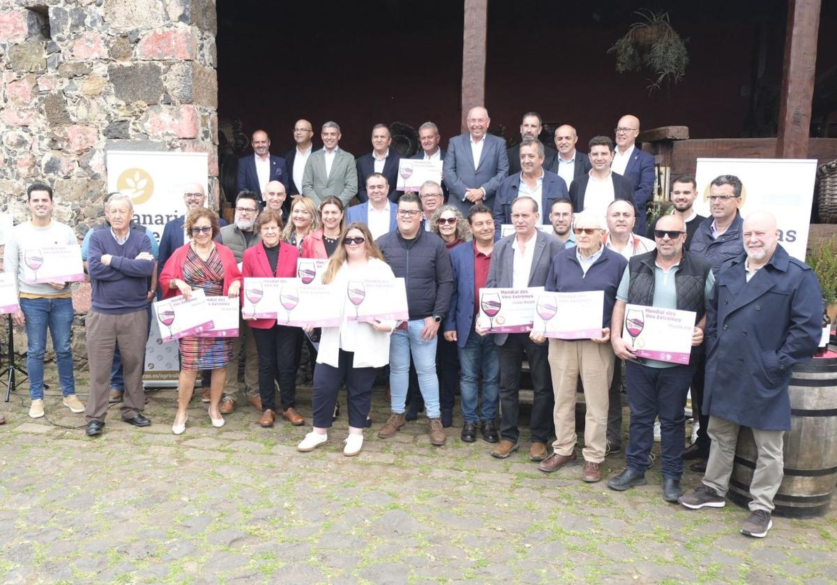 Foto de familia en 'Mondial des Vins Extrêmes'.