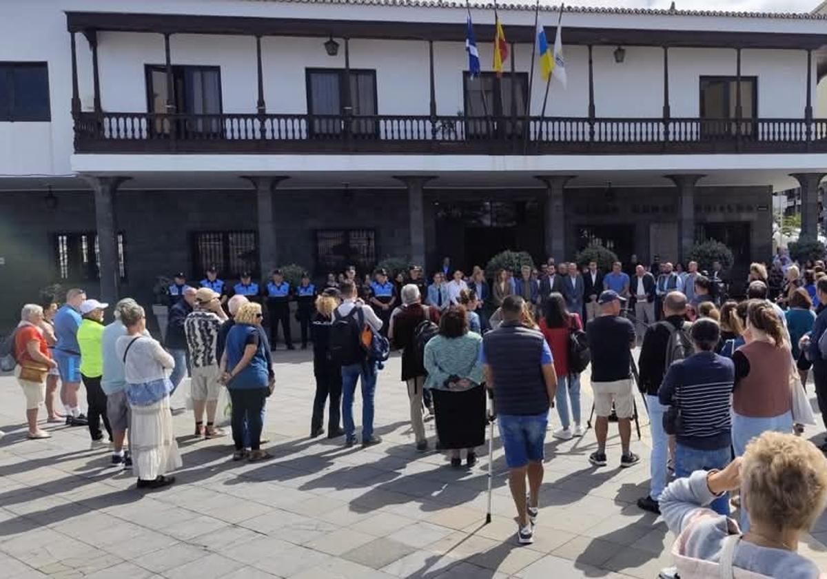 Minuto de silencio realizado este viernes en memoria de la pequeña en el Ayuntamiento de Puerto de la Cruz.