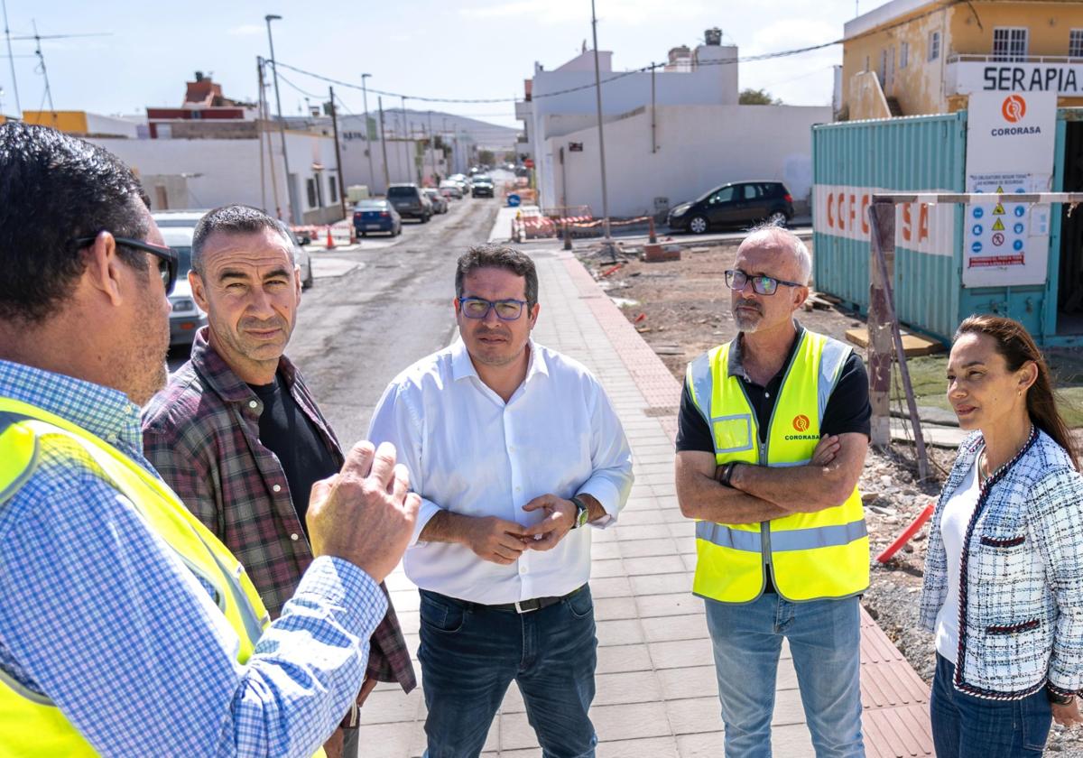 El alcalde David de Vera, con los ediles Ana Hernández y David de León, con los representantes de la empresa constructora que llevará a cabo el plan de asfaltado y la mejora de infraestructuras.