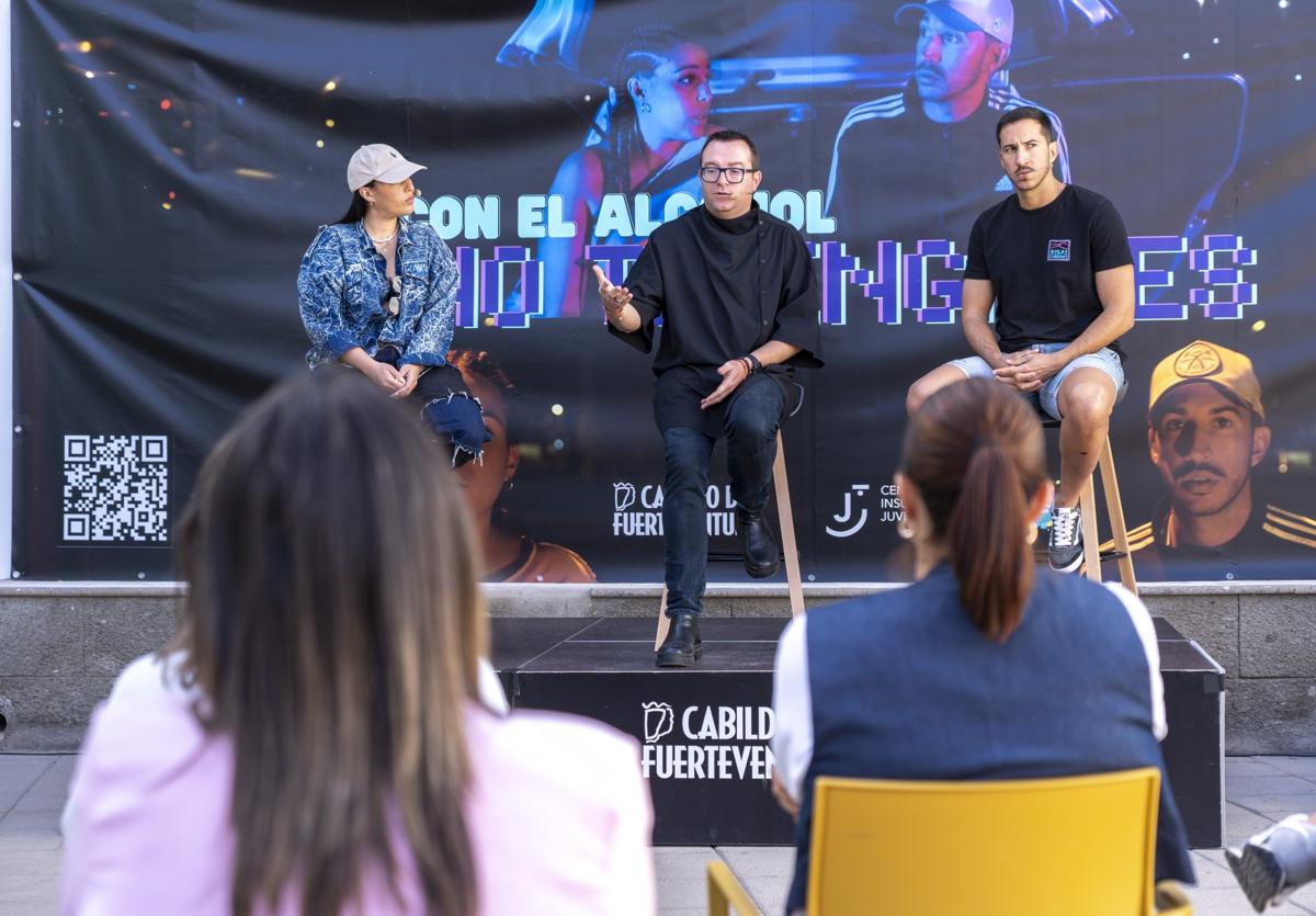 Marta Umpiérrez y Saylen arropan al consejero insular Adargoma Hernández en la presentación de la campaña.