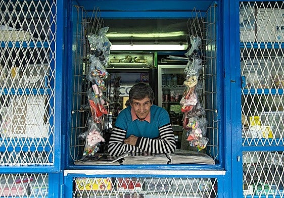 Armando Quintana posa en el interior del kiosco que regenta su familia desde el mes de marzo de 1964.