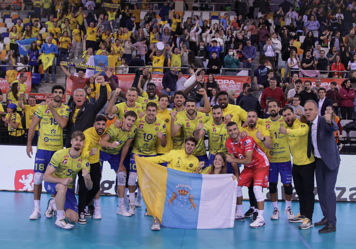 Los jugadores del CV Guaguas celebran la victoria contra el Soria.