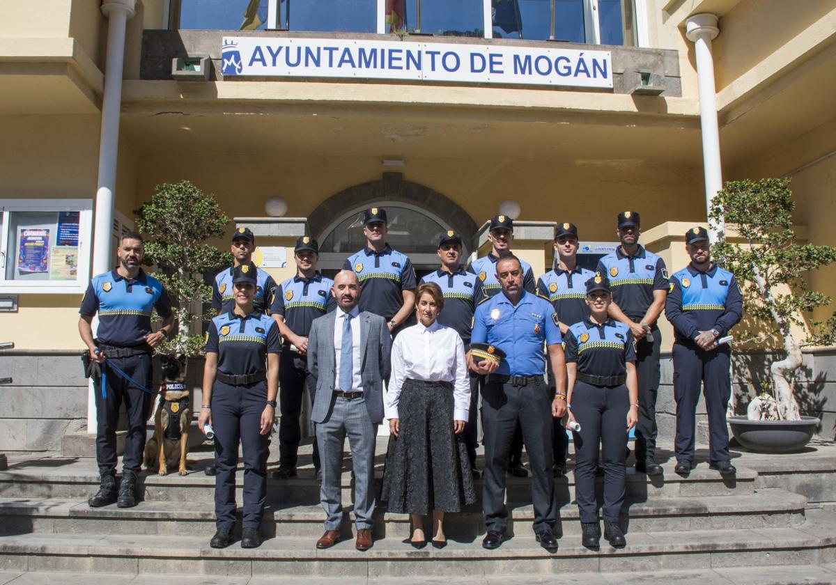 Foto de familia de los 10 nuevos agentes junto a la alcaldesa, Onalia Bueno.