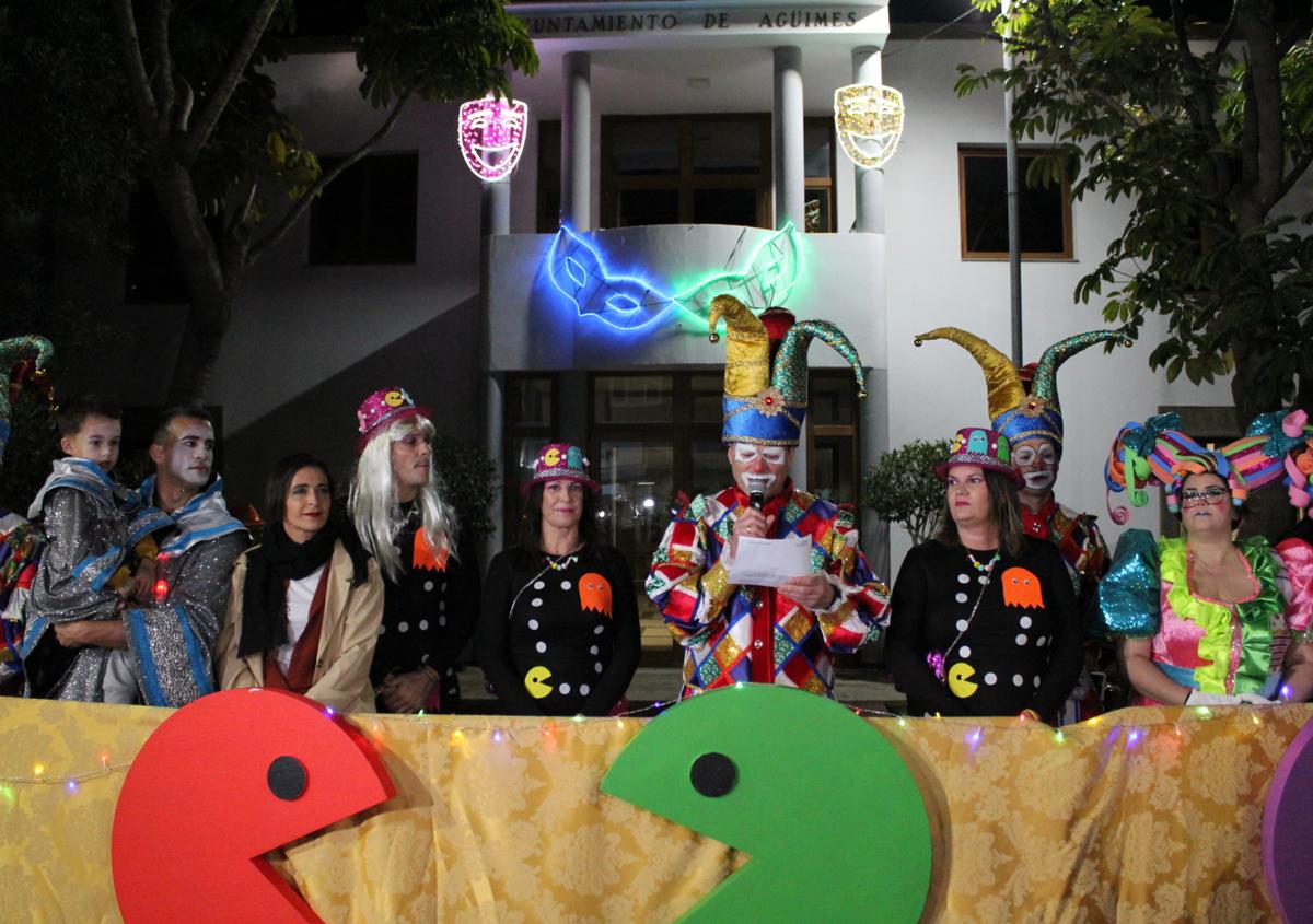 Imagen secundaria 1 - Cientos de personas se unen a la algarabía del desfile inaugural del carnaval de Agüimes