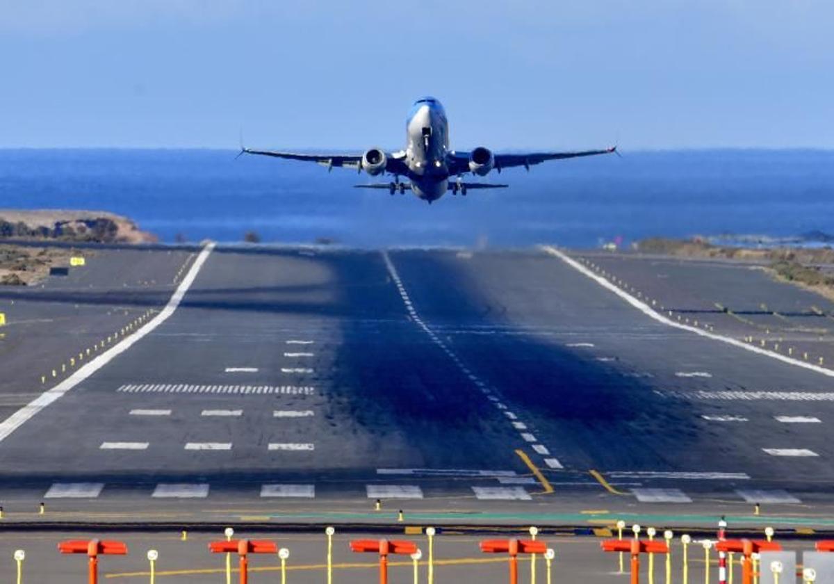 Foto archivo de un avión.