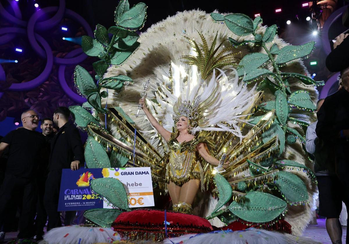 Conchi Rivero, junto a su equipo, celebra su triunfo en la gran dama de Las Palmas de Gran Canaria.