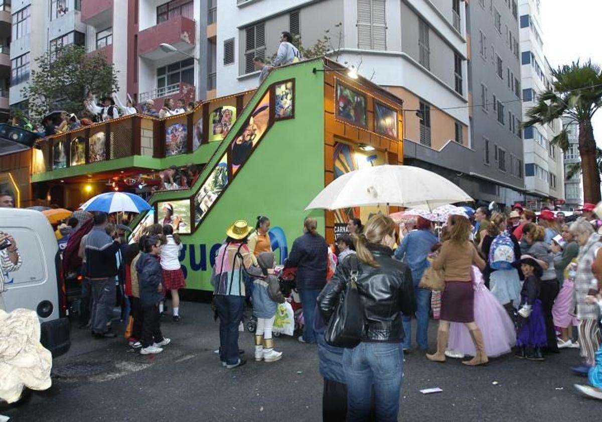 Foto archivo de una tarde lluviosa que celebra una cabalgata del carnaval de Las Palmas de Gran Canaria.