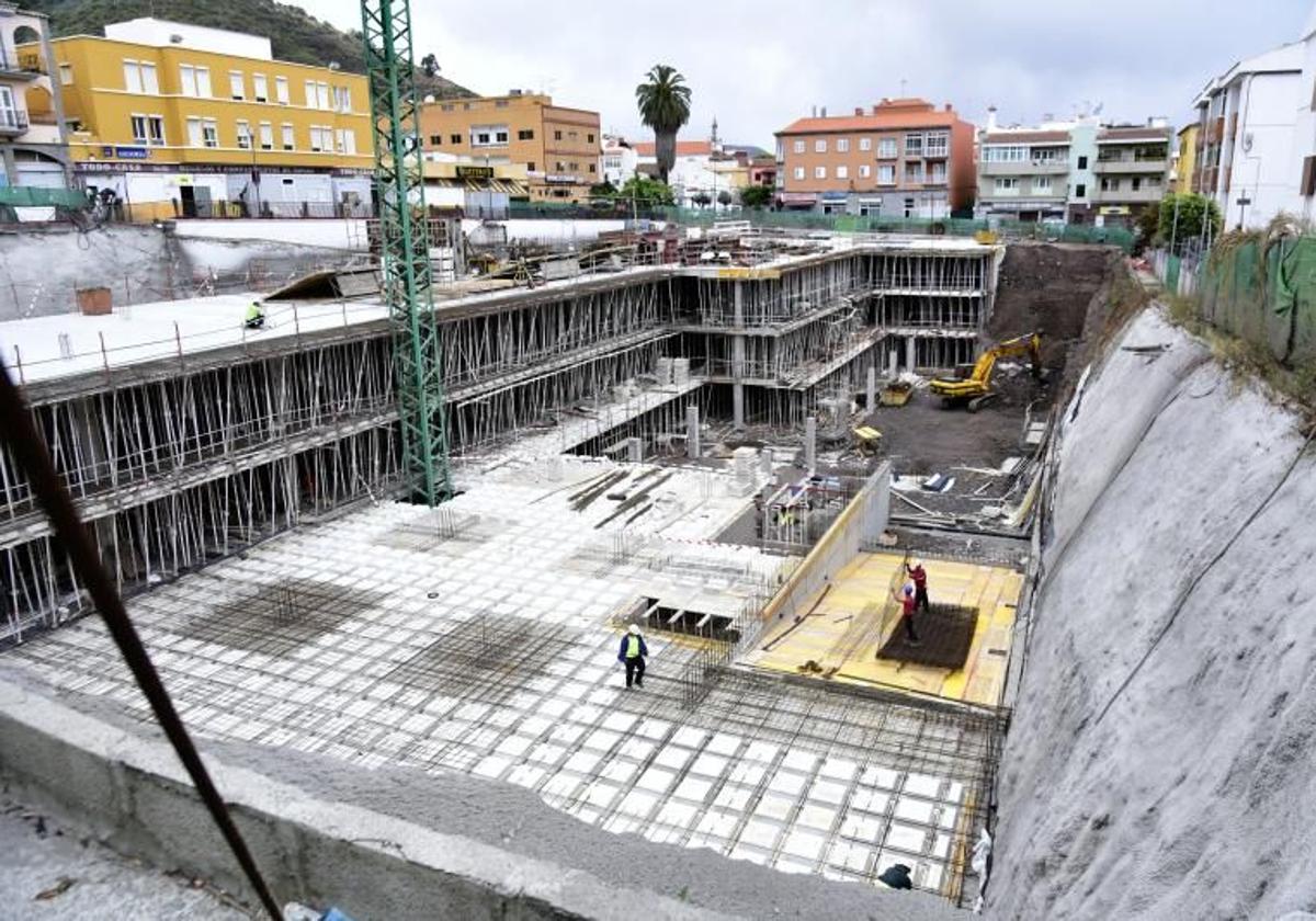 Obra de construcción del aparcamiento subterráneo del casco de San Mateo.