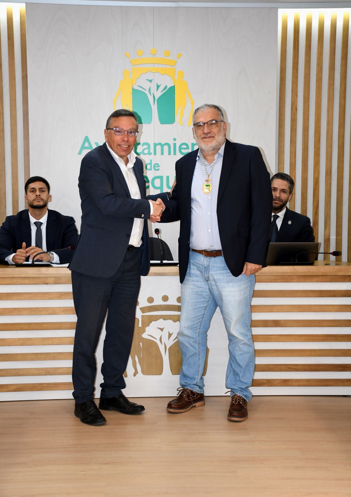 José Juan Pérez junto al alcalde Francisco Atta.