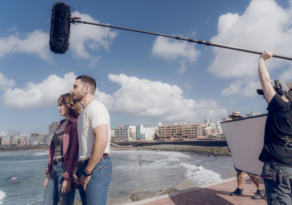 Katia Fellin y Miguel Ángel Silvestre, protagonistas de 'Weiss y Morales', durante el rodaje en la capital grancanaria.