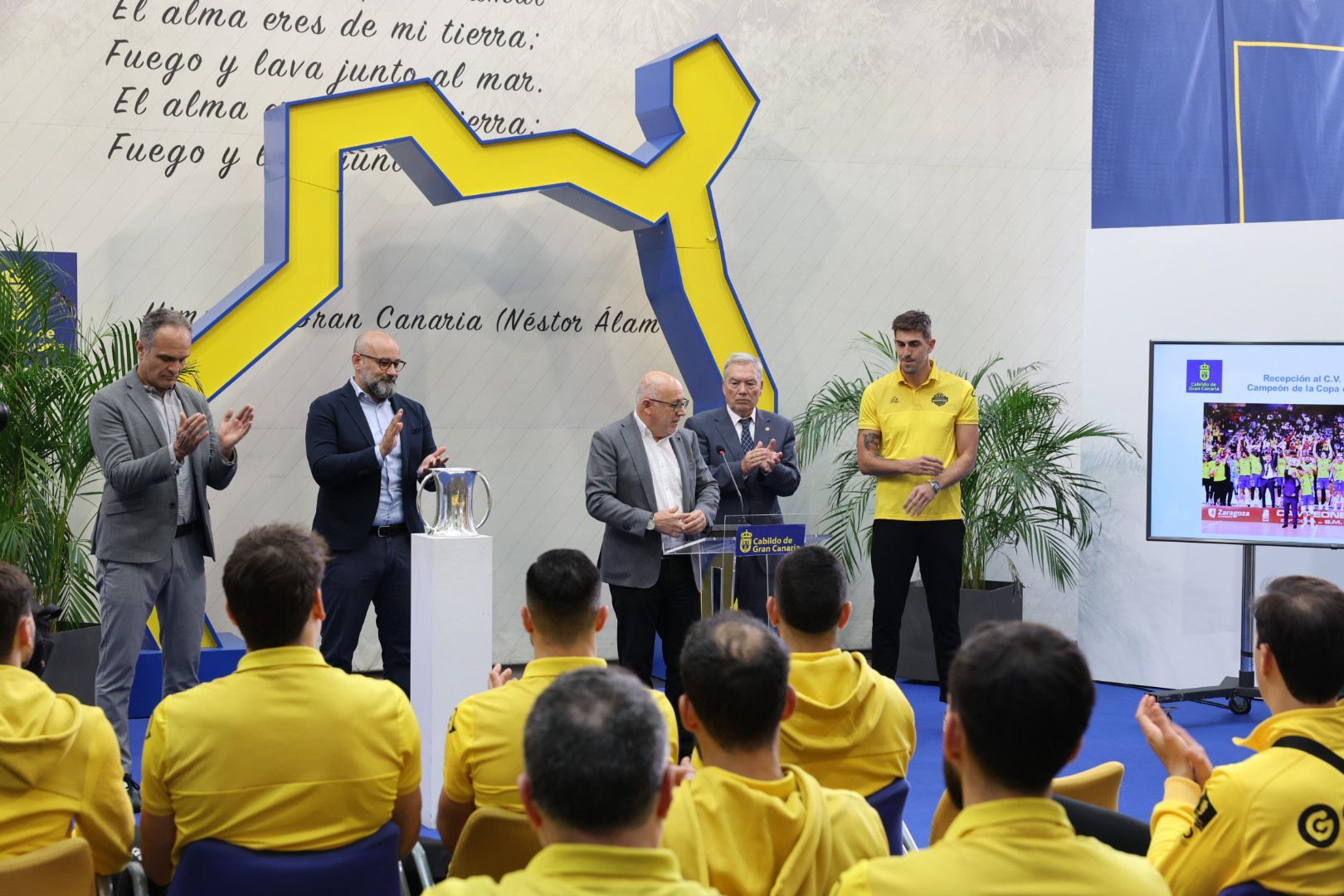 El Guaguas exhibe su copa en las instituciones grancanarias