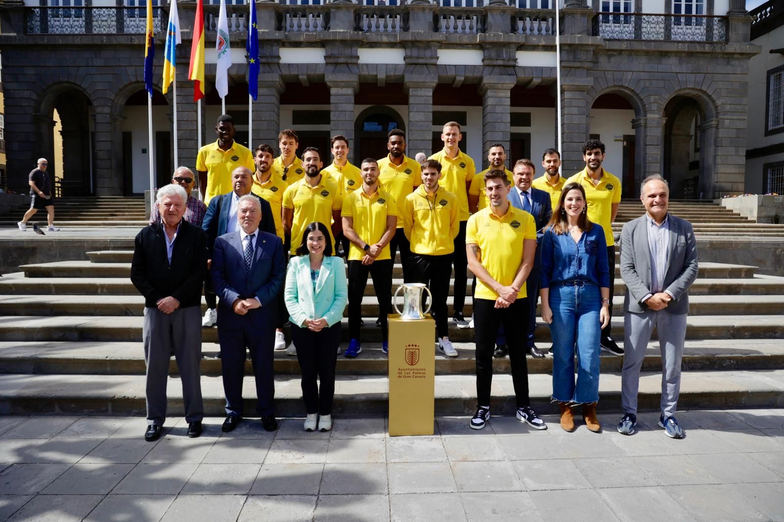 El Guaguas exhibe su copa en las instituciones grancanarias