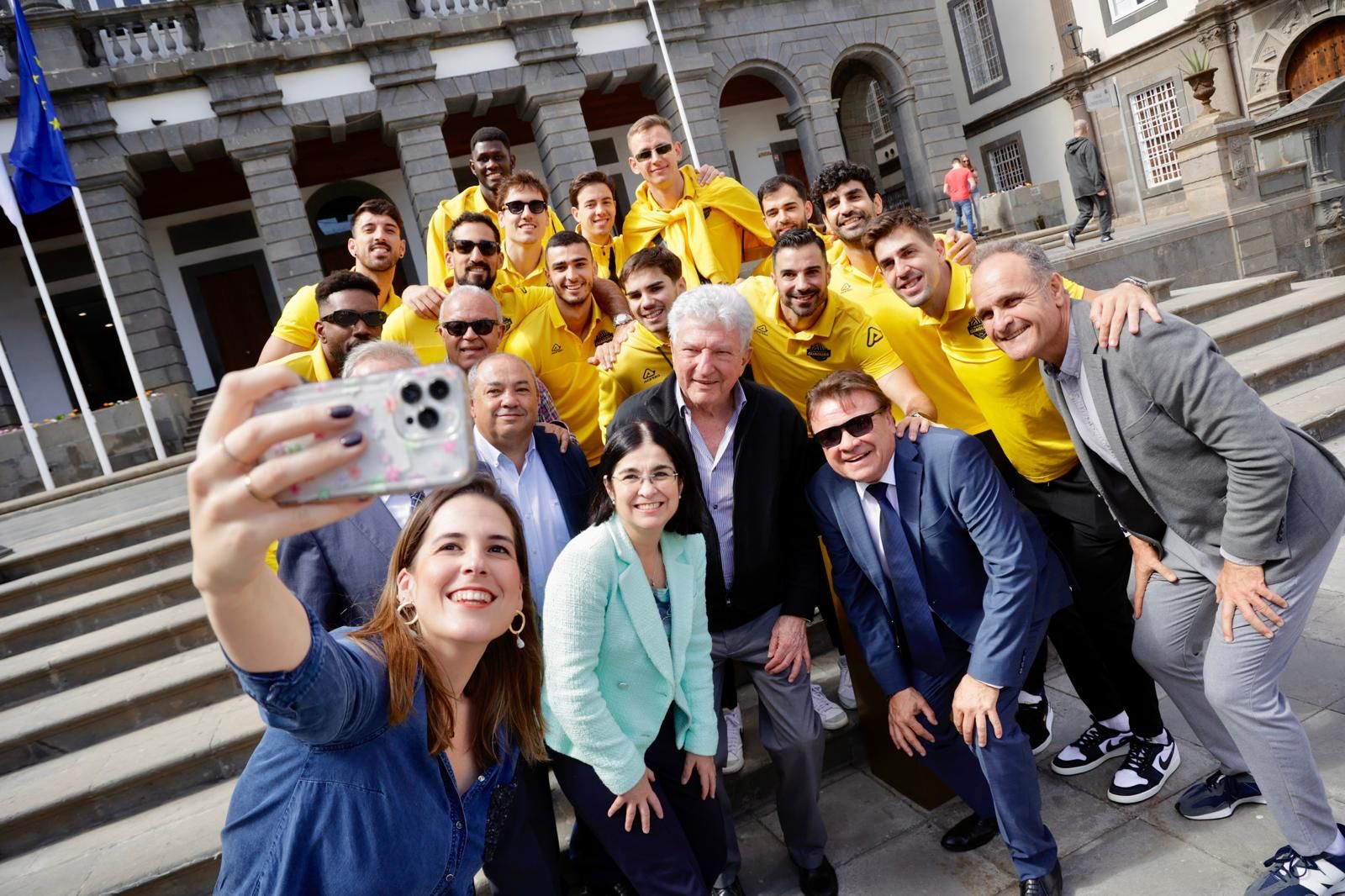 El Guaguas exhibe su copa en las instituciones grancanarias