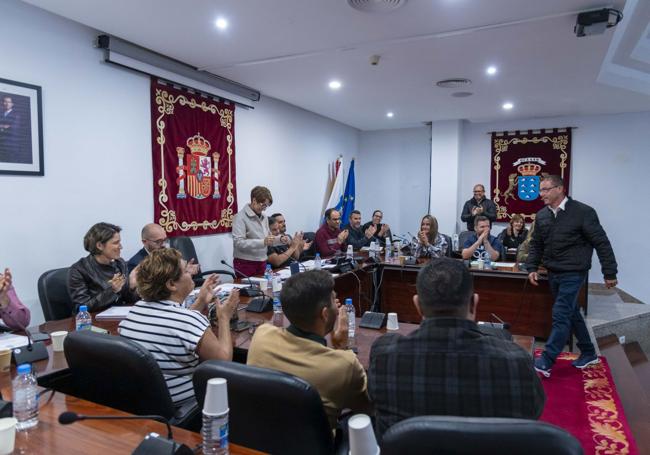 Iván Ramos, en el momento en el que se acerca al estrado a tomar posesión de su acta.