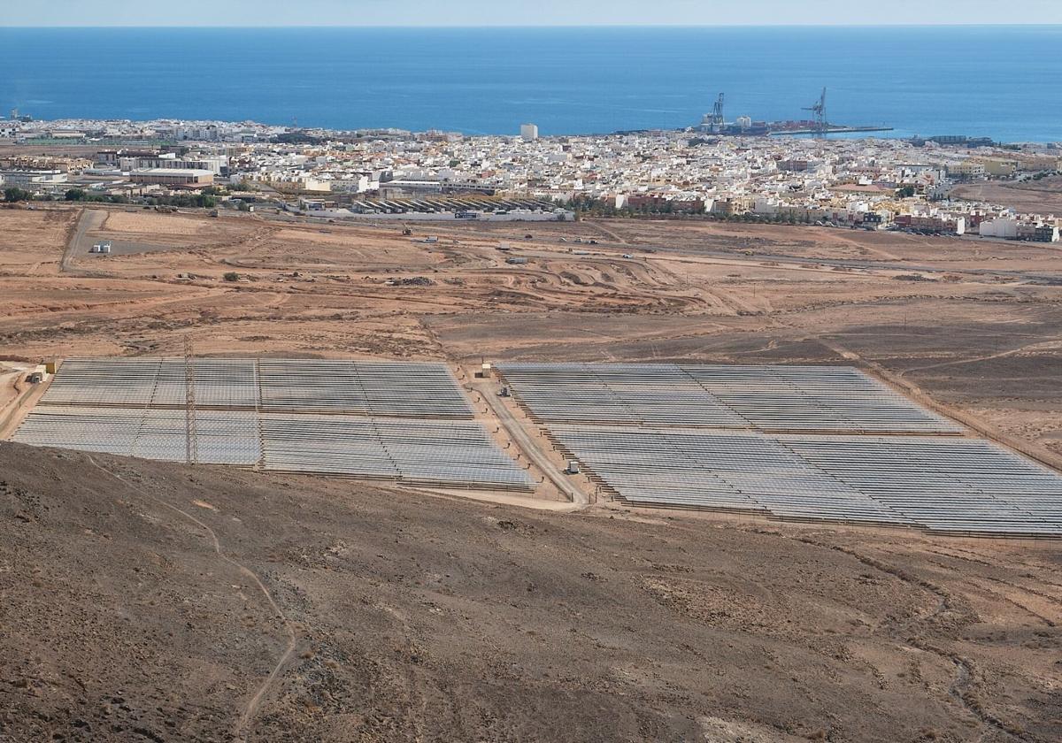 Paneles de uno de los parques fotovoltaicos que rodean a Puerto del Rosario.