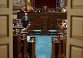 El presidente de Canarias, Fernando Clavijo, interviene en el pleno del Parlamento de Canarias.