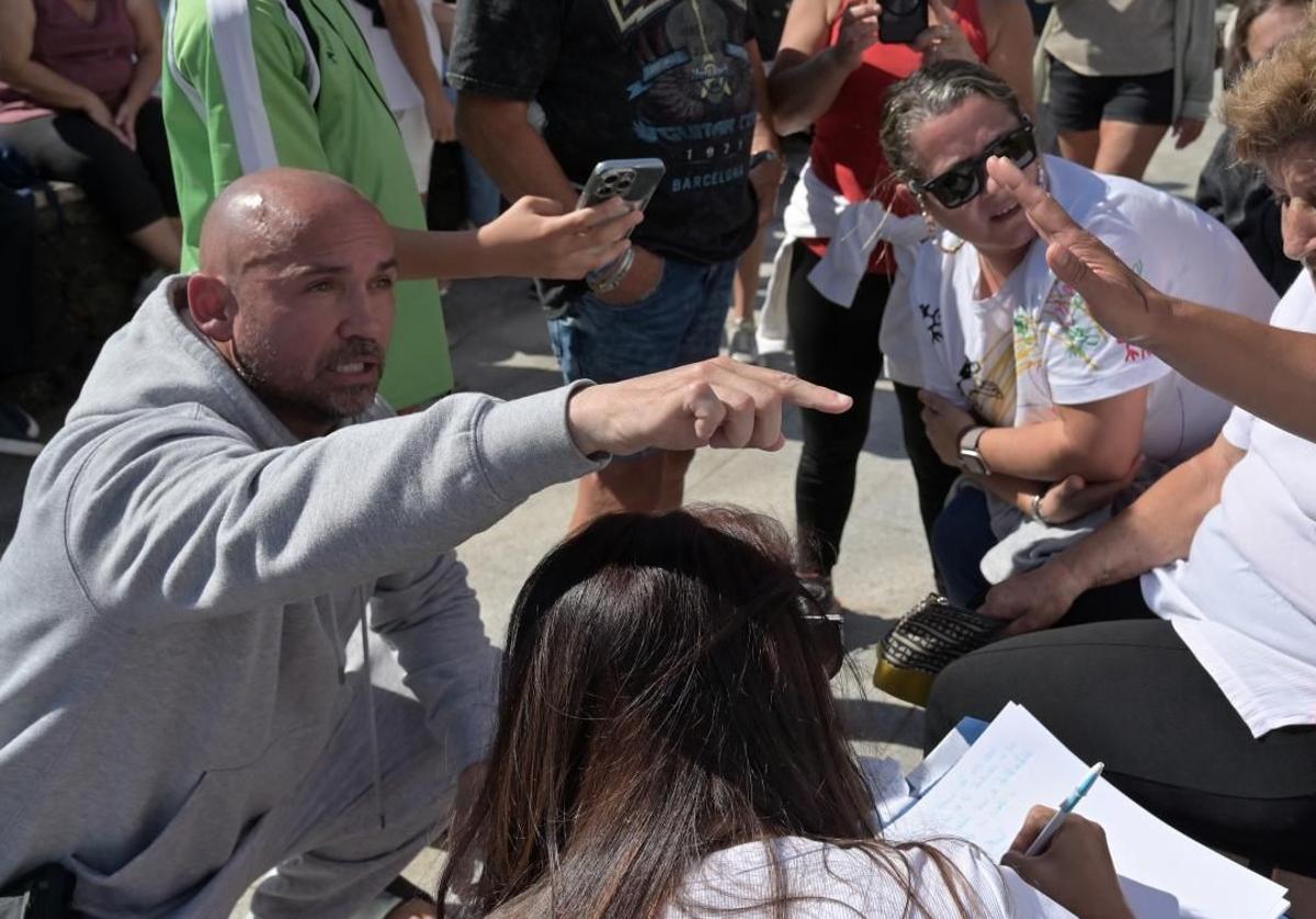 Rudy Ruymán (abajo, a la izquierda) muestra su descontento con la crisis migratoria, junto a otras personas, El Hierro.